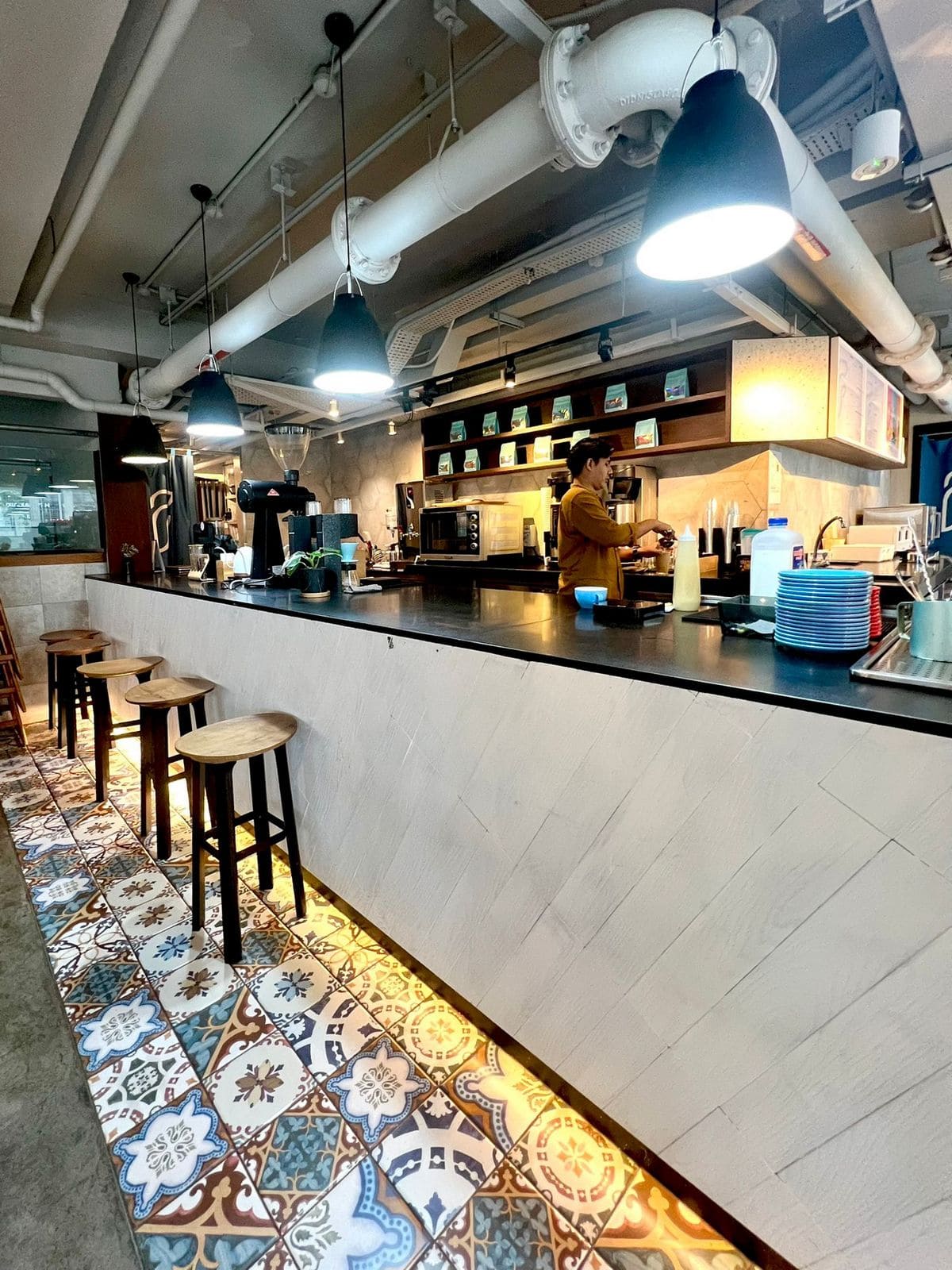 flame-coffee-front-counter-decorative-floor-tiles-2