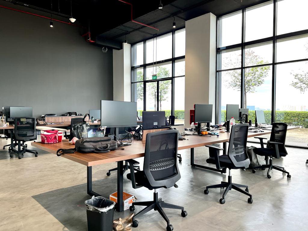leinteri-gourmet-partner-window-workstations Open concept collaborative workstation featuring natural wood long desk and floor-to-ceiling perimeter windows